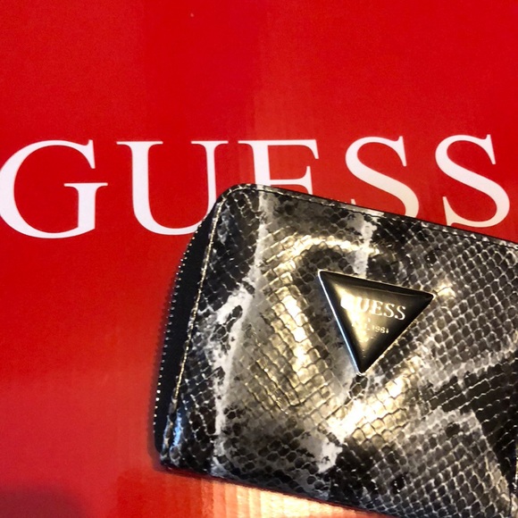 Small (zipper close) wallet - Picture 1 of 4